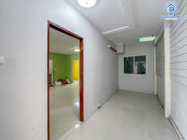 *****บ้านแฝดมือสอง ม.นันท์นรินทร์ นาวง-ดอนเมือง บ้านแฝดพร้อมอยู่ เนื้อที่ 35.5 ตร.ว. ฟังก์ชัน 3 ห้องนอน 3 ห้องน้ำ จอดรถได้ 2 คัน บนทำเลดีที่สุด ราคาคุ้มสุดในย่านนี้! เชื่อมต่อทุกการเดินทาง ใกล้สนามบินดอนเมือง ทางด่วน "อุตราภิมุข" และรถไฟฟ้าสายสีแดงเข้ม "สถานีหลักหก"